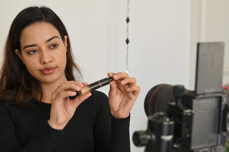 La influencer de belleza y estilo de vida de las redes sociales Debasree Banerjee se maquilla mientras transmite en vivo en su canal de YouTube en Mumbai. 