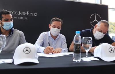 Carlos González Airaldi, presidente consorcio del PCC, Norberto Vázquez de la comisión de golf del club y Óscar Rojas, gerente de sucursales de Condor SACI en la firma de convenio y presentación.