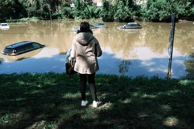 Automóviles abandonados en una autopista inundada en el Bronx, en Nueva York.