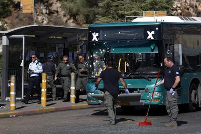 Fuerzas de seguridad de Israel inspeccionan uno de los lugares atacados en Jerusalén. (EFE/EPA)