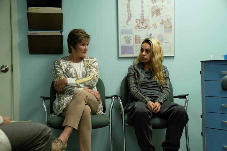 Glenn Close y Mila Kunis en "Four Good Days".