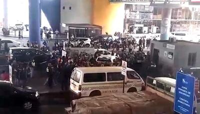 Los mototaxistas rodean la camioneta de los aduaneros, quienes lograron zafarse de los manifestantes sin ser agredidos.