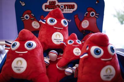 Las mascotas oficiales de los Juegos Olímpicos de París 2024 se exhiben en la tienda oficial de merchandising de París, Francia.
