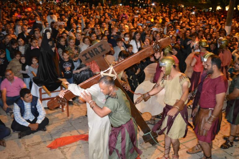 La representación de la decimotercera estación del Vía Crucis fue acompañada por la multitud.