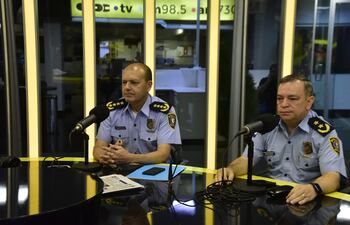 El comandante de la Policía Nacional, Gilberto Fleitas, en compañía del jefe de Hechos Punibles de la institución, el comisario César Silguero, de visita en los estudios de ABC AM,