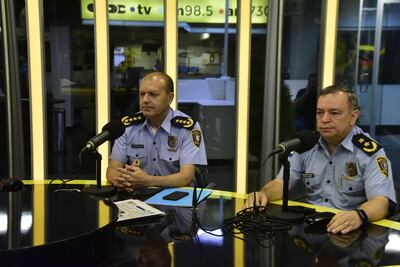 El comandante de la Policía Nacional, Gilberto Fleitas, en compañía del jefe de Hechos Punibles de la institución, el comisario César Silguero, de visita en los estudios de ABC AM,