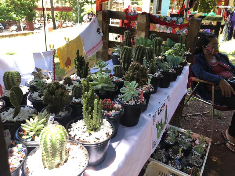 Además de la presentación en la avenida instalaron puestos de ventas en el paseo central.