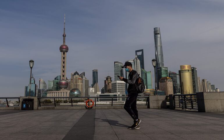 Shanghái, China, inició un confinamiento parcial y la aplicación de test masivos de covid para afrontar un rebrote de la enfermedad.