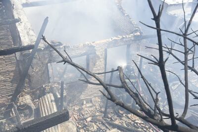 Los bomberos trabajan arduamente.