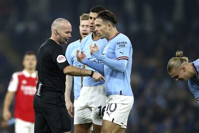 Los jugadores del Manchester City discuten con el árbitro Paul Tierney durante el partido de fútbol de la cuarta ronda de la Copa FA entre el Manchester City y el Arsenal en Manchester, Gran Bretaña, el 27 de enero de 2023. (Reino Unido).