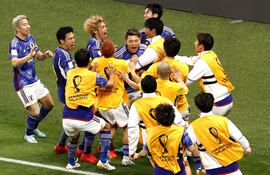 Ritsu Doan (C) de Japón celebra marcar el gol del empate durante el partido de fútbol del grupo E de la Copa Mundial de la FIFA 2022 entre Alemania y Japón en el Estadio Internacional Khalifa en Doha, Qatar, el 23 de noviembre de 2022.