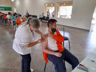 Vacunatorio habilitado en el salón de Relaciones Pública de la EBY en Ayolas.