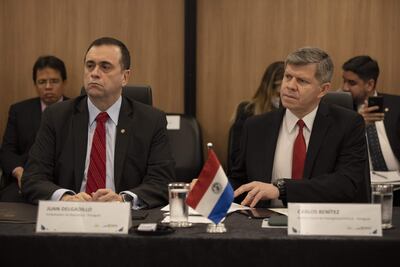El embajador de Paraguay, Juan Delgadillo (i), y el director general de la Policía Paraguaya, Carlos Benitez (d), participan en la ceremonia de apertura de la reunión contra el crimen organizado trasnacional en Sudamérica, hoy, en Brasilia (Brasil). Brasil reúne este jueves en Brasilia a autoridades de diversos países de Sudamérica para estudiar medidas contra el crimen organizado trasnacional, entre ellas la propuesta del Gobierno del presidente Jair Bolsonaro de integrar las fuerzas policiales de la región para el intercambio de datos de inteligencia.