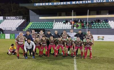 Integrantes del plantel campeón del Atlético Tembetary posan antes del duelo decisivo contra Sol de América, en el estadio de Rubio Ñu, en Santísima Trinidad.
