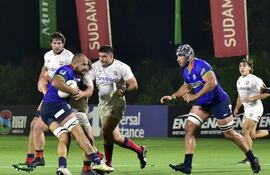 Mariano Garcete, con la ovalada, busca un pase para Lucas Sommer en el encuentro del sábado.