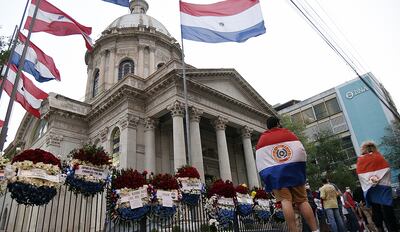 Luego del vandalismo, cientos de ciudadanos adornaron con flores el Panteón de los Héroes.