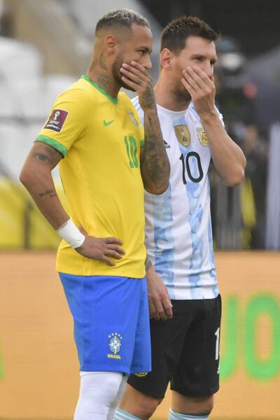 Neymar y Messi conversan centro de la cancha tras la suspensión del clásico Brasil - Argentina.