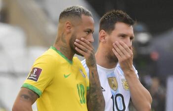 Neymar y Messi conversan centro de la cancha tras la suspensión del clásico Brasil - Argentina.