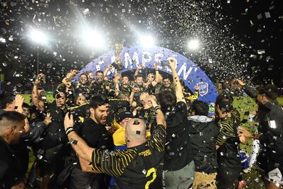 Celebración total aurinegra tras ganarle la final a San José.