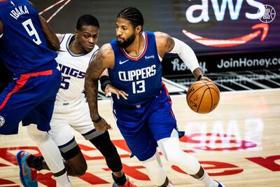 Paul George, de los Clippers, controla el balón.