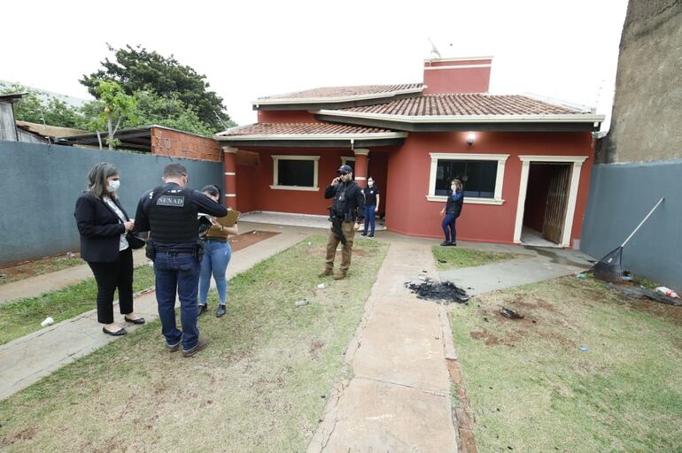Agentes de la Senad provenientes de Asunción y funcionarios de la Fiscalía de la Unidad Especializada en el Combate al Narcotráfico participaron de los cateos de las viviendas en Amambay.