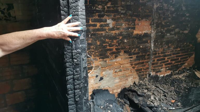 Imágenes de lo que quedó de la vivienda de la familia Oviedo Benítez, tras el incendio que consumió todas sus pertenencias.