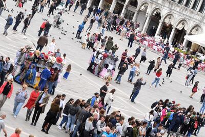 Turistas pasean por la Plaza de San Marcos en tiempos de la Bienal de Venecia de 2019.