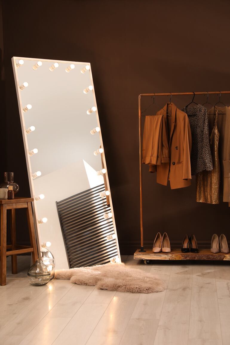 Un espejo es esencial en el vestidor.