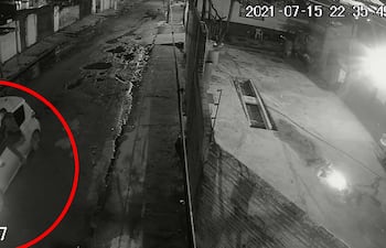 El chofer de Bolt asaltado sale como puede de su móvil luego de disparar a dos asaltantes,