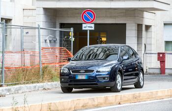 El Papa Francisco en un automóvil al salir del hospital Gemelli, donde el 4 de julio fue sometido a una cirugía de colon programada.