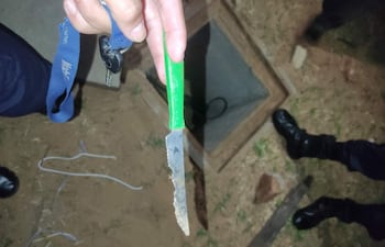 Cuchillo aparentemente utilizado para cortar los cables subterráneos de la iluminación de la Costanera.