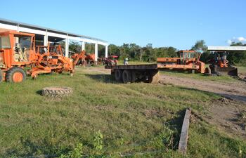Gran parte de las maquinarias del MOPC del distrito Nº 16 se encontraban sin funcionar debido a la falta de presupuesto para su reparación. El dinero se había obtenido gracias al cobro del peaje.