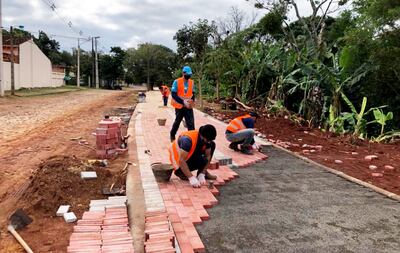 Obreros de la empresa contratista trabajan en la terminación  del caminero y la ciclovía que tendrá una extensión de 1.800 metros.
