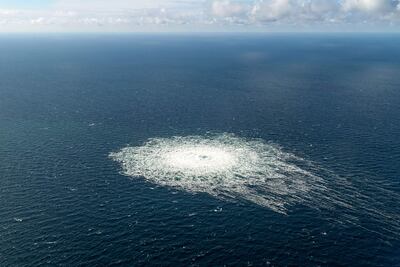 Imagen cedida por el Comando de Defensa danés en la que se observa el gigantesco burbujeo de gas en el mar Báltico. (Defensa danesa/AFP)