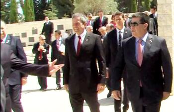 Darío Messer, actualmente preso en Brasil, y el expresidente Horacio Cartes, recorriendo Israel durante el gobierno del segundo.