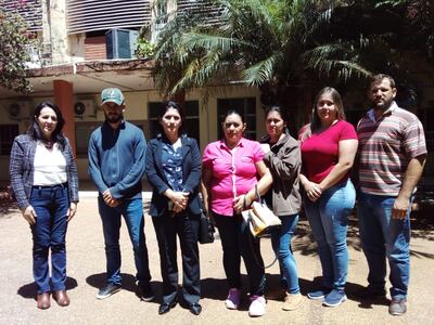 Lourdes González, tercera de izq a der., con los colonos de San Cristóbal, en el patio del Indert.