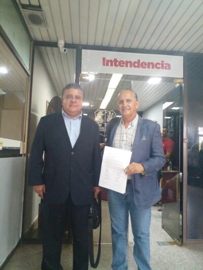 Ricardo Meyer y Wilfrido Fernández, líderes de la iniciativa ciudadana contra el estacionamiento tarifado. Se presentaron notas tanto al intendente asunceno Óscar Rodríguez (ANR) como a la Junta Municipal.