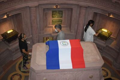 Técnicos municipales trabajan en la limpieza de las criptas y los ataúdes del Panteón Nacional de los Héroes.