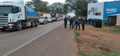 Policía amenaza con un despeje a la fuerza si los cañicultores no desbloquean la ruta.