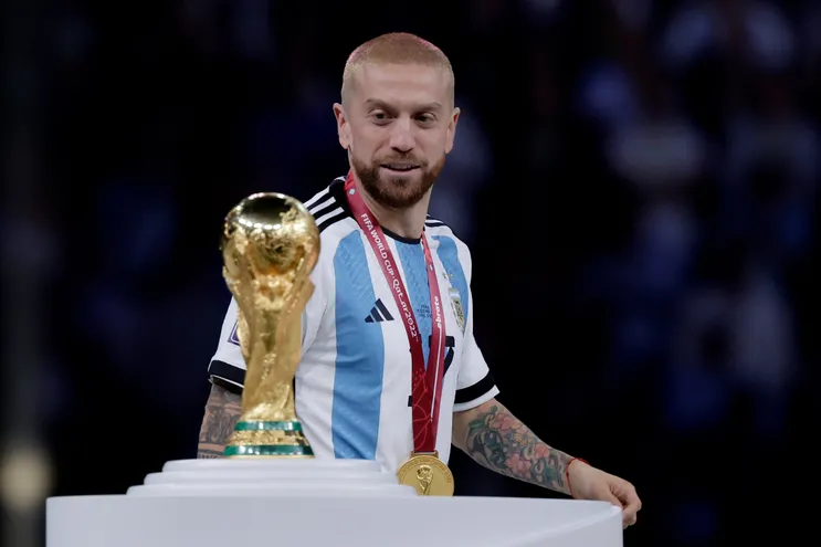 Alejandro "Papu" Gómez, futbolista de la selección argentina, observa la Copa del Mundo durante la celebración de la conquista del Mundial Qatar 2022.