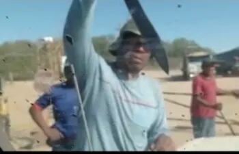 Uno de los nativos exhibiendo un machete a un conductor varado en el peaje en la zona de Tte. Montanía. (Imagen captura de un vídeo)