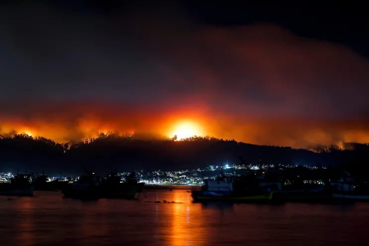 Chile anunció un toque de queda nocturno en las regiones del centro-sur donde los incendios forestales han azotado durante más de un semana, dejando al menos 24 muertos.