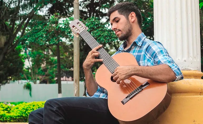 El guitarrista clásico Julio Cristaldo estrenó una sesión gracias a Música Okápe.