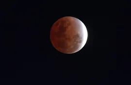 Fotografía de la luna durante el eclipse de hoy.