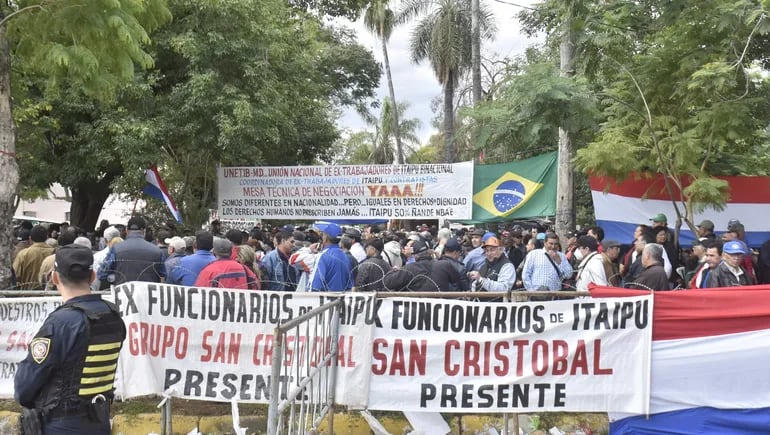 Ex obreros de Itaipu se autoconvocan Frente al Congreso para seguir la sesión de Diputados.