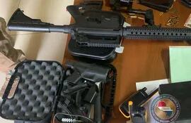 Armas, balas, y equipos de comunicación incautados en la Operación "A Ultranza Py".