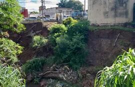 Esta construcción ya se encuentra al borde del barranco, con más erosiones en el lugar caerá al arroyo, denunció la propietaria, Clara Cáceres.