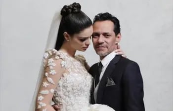 Los novios Nadia Ferreira y Marc Anthony lucieron muy elegantes el día del "sí, quiero". (Instagram/@holausa)