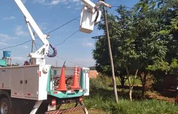 Los funcionarios de la Ande desmantelaron las conexiones eléctricas irregulares.