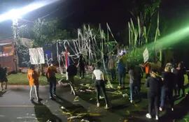 Manifestantes frente a la casa de la diputada María de las Nieves López esta noche.